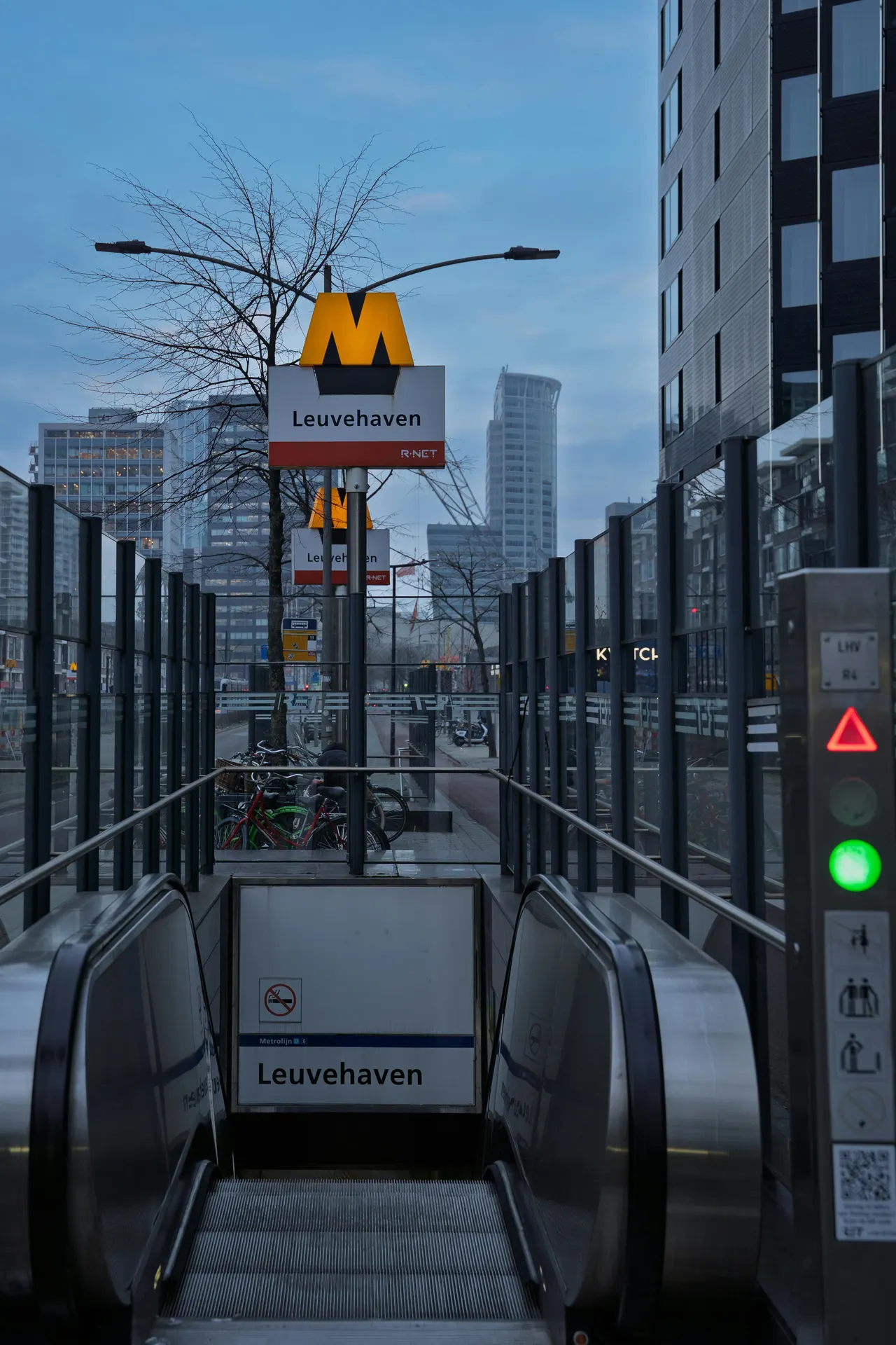 Rotterdam metroperron met reizigers en moderne stadsenergie