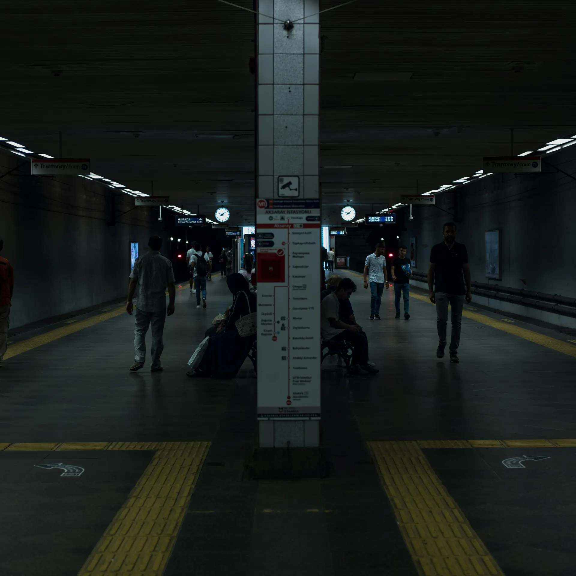 Routekaart met metroblokken en stadsfoto’s