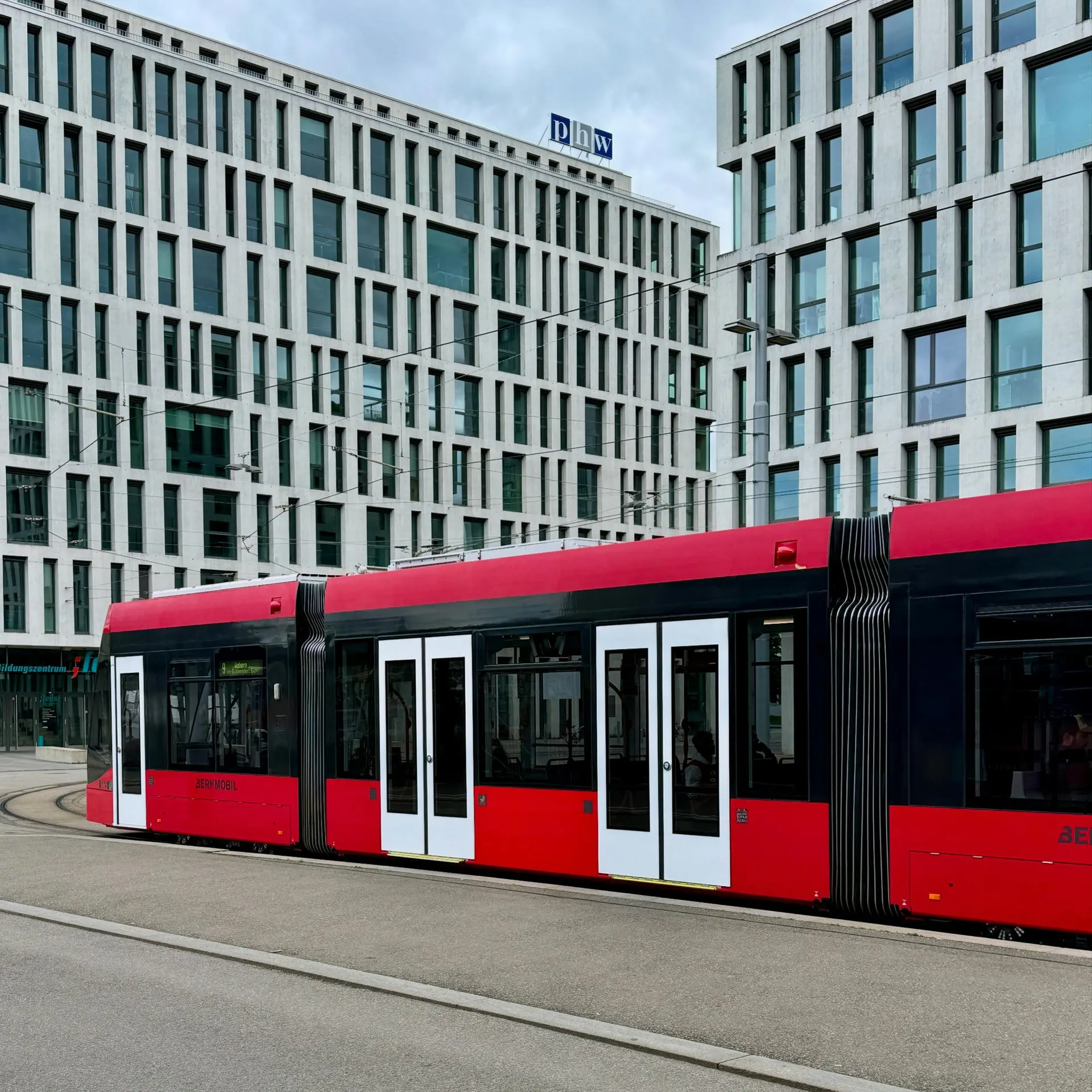 Snel weekend bij een Nederlands station met metro en reizigers