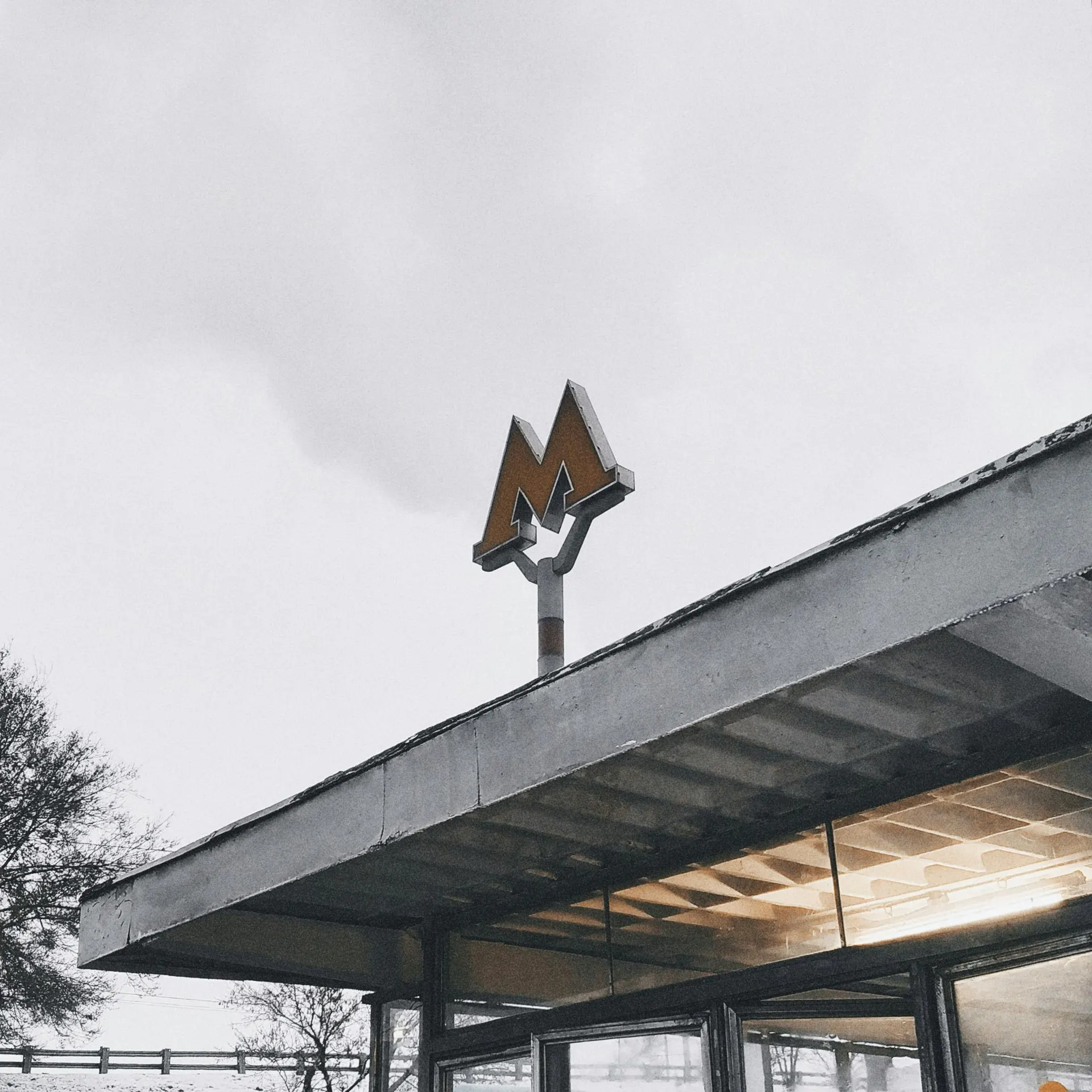 Amsterdam metro-ingang en weekendreizigers