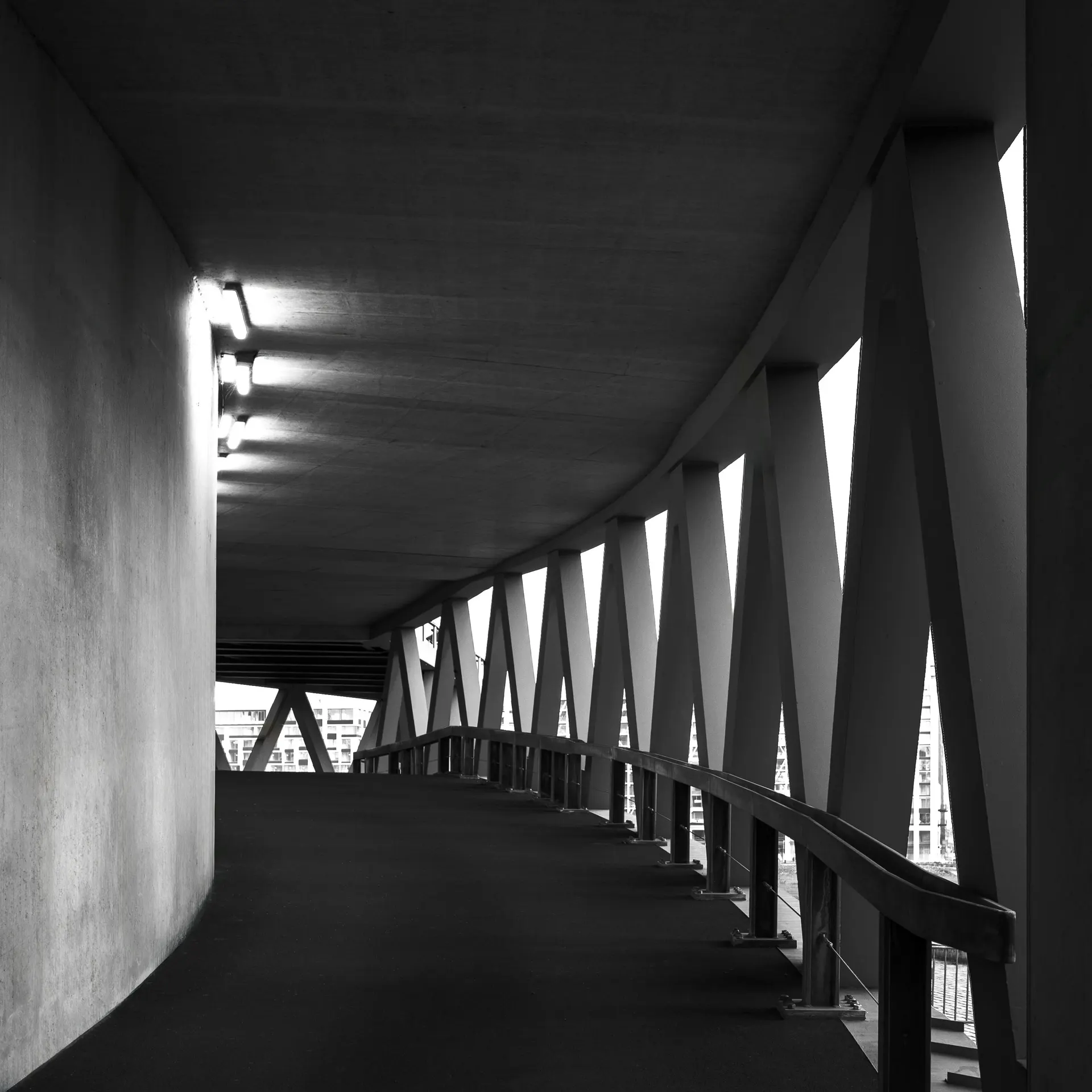 Rotterdam metrostation met blauwe routeborden